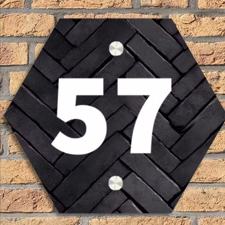 Zwarte tegels - Traditioneel Naambord Hexagon klein -sfeer1