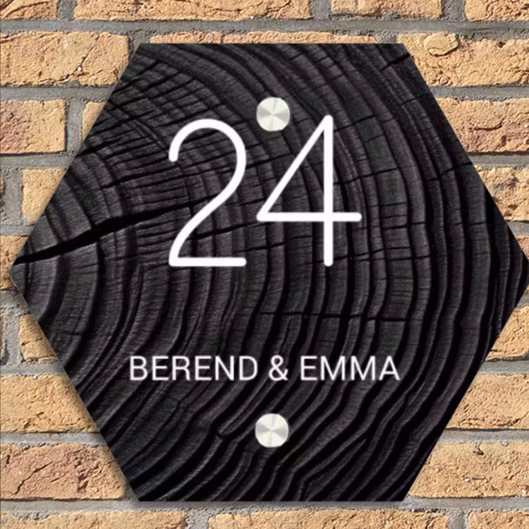 Zwarte houten nerf - Klassiek Naambord Hexagon klein -sfeer1