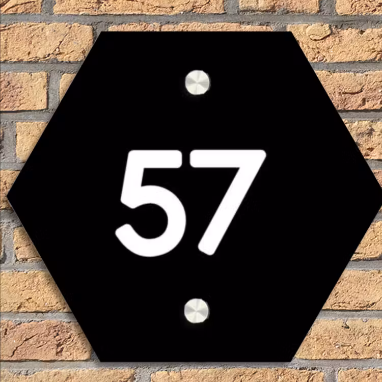 Zwart vlak - Traditioneel Naambord Hexagon klein -sfeer1