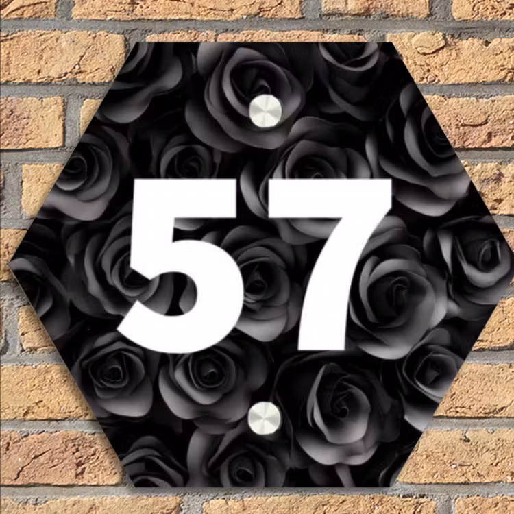 Zwarte rozen - Traditioneel Naambord Hexagon klein -sfeer1