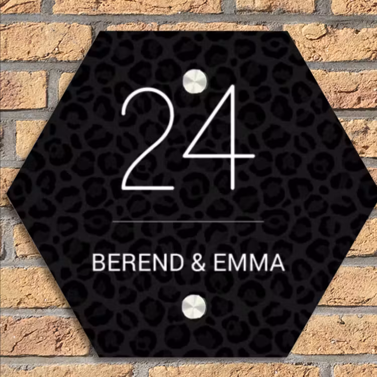 Zwart panterprint - Klassiek Naambord Hexagon klein -sfeer1