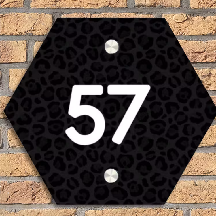 Zwart panterprint - Traditioneel Naambord Hexagon klein -sfeer1