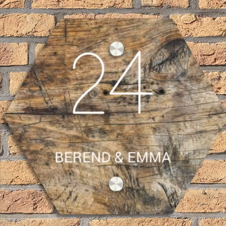 Verweerd hout - Klassiek Naambord Hexagon klein -sfeer1