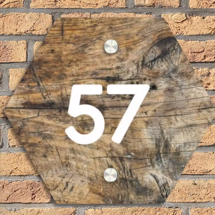 Verweerd hout - Traditioneel Naambord Hexagon klein -sfeer1