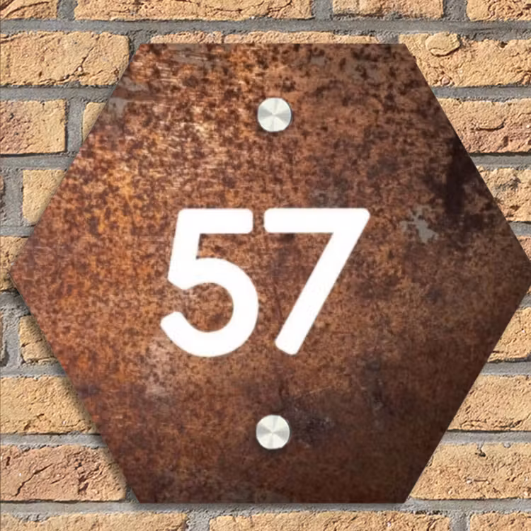 Verweerd metaal - Traditioneel Naambord Hexagon klein -sfeer1