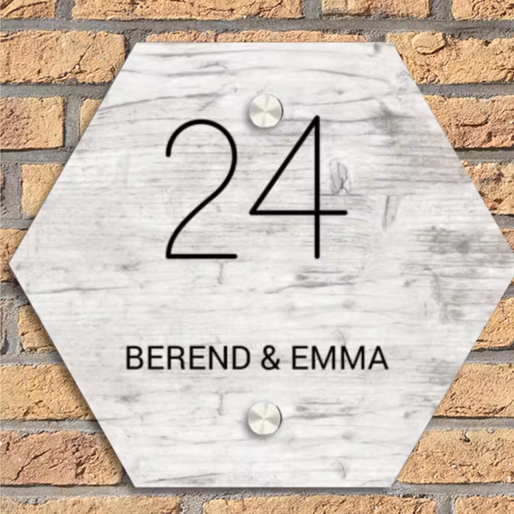 Witgrijs hout - Klassiek Naambord Hexagon klein -sfeer1