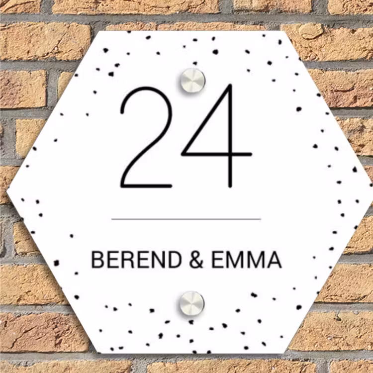 Wit met stippen - Klassiek Naambord Hexagon klein -sfeer1