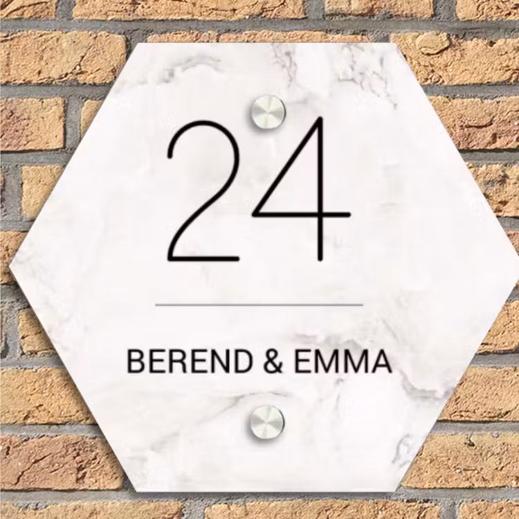 Wit marmer - Klassiek Naambord Hexagon klein -sfeer1