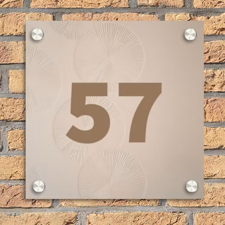 Beige reliëf lijnen - Traditioneel Naambord Vierkant klein -sfeer1