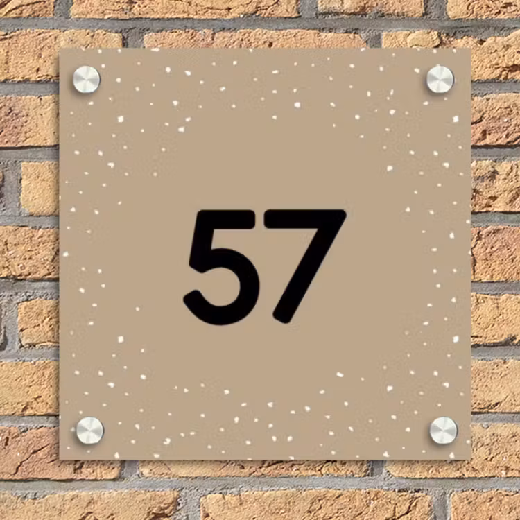 Beige met stippen - Traditioneel Naambord Vierkant klein -sfeer1