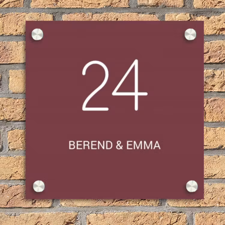Bordeauxrood - Klassiek Naambord Vierkant klein -sfeer1