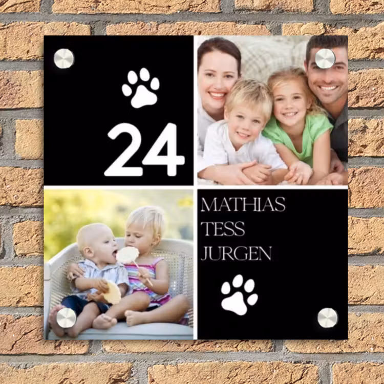 Familieportret met pootafdrukken zwart - Klassiek Naambord Vierkant klein -sfeer1