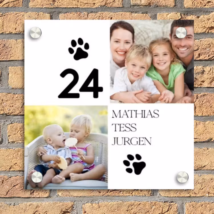 Familieportret met pootafdrukken - Klassiek Naambord Vierkant klein -sfeer1