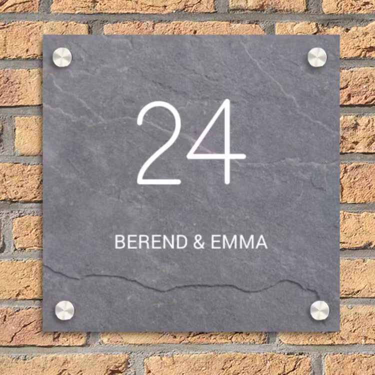 Grijze natuursteen - Klassiek Naambord Vierkant klein -sfeer1