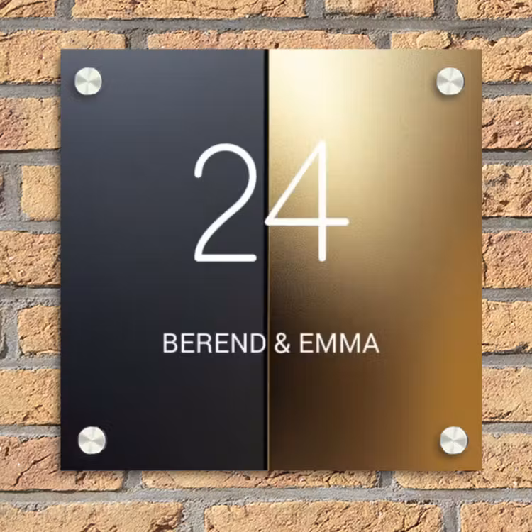 Half goud zwart - Klassiek Naambord Vierkant klein -sfeer1