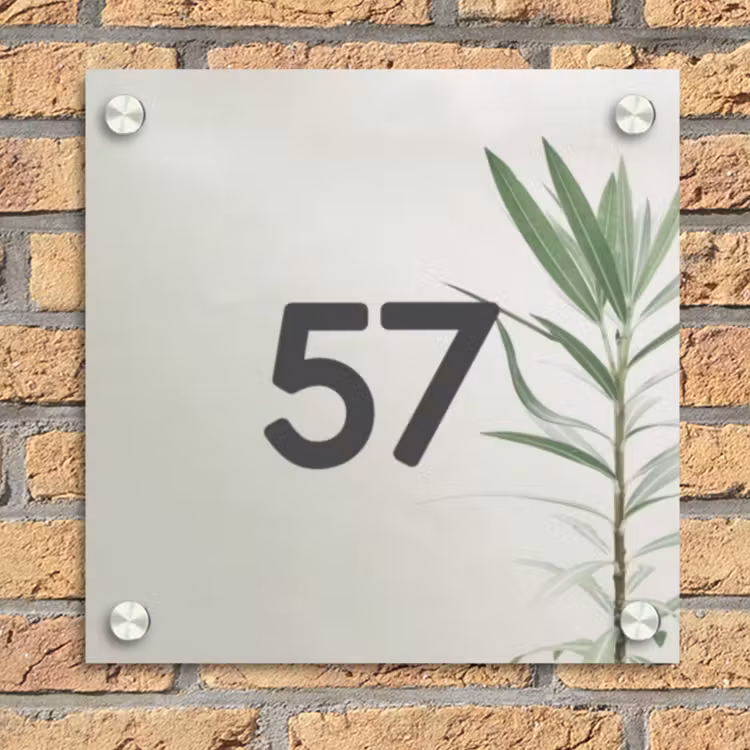 Lichtbeige met plant - Traditioneel Naambord Vierkant klein -sfeer1