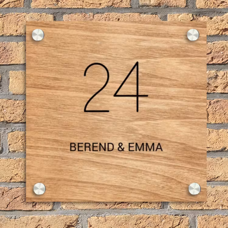 Licht hout - Klassiek Naambord Vierkant klein -sfeer1