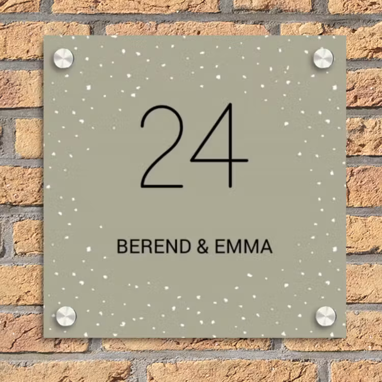 Olijfgroen met stippen - Klassiek Naambord Vierkant klein -sfeer1