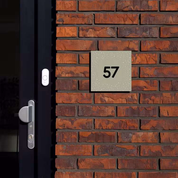 Olijfgroen met stippen - Traditioneel Naambord Vierkant klein -sfeer1-XS