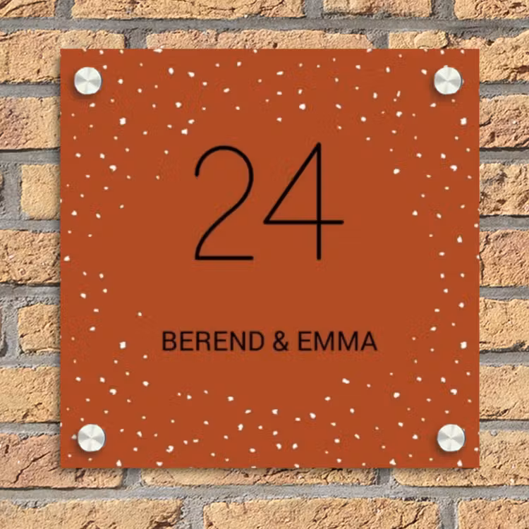 Roestbruin met stippen - Klassiek Naambord Vierkant klein -sfeer1
