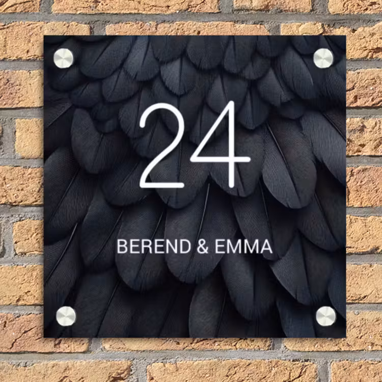 Zwarte veren - Klassiek Naambord Vierkant klein -sfeer1