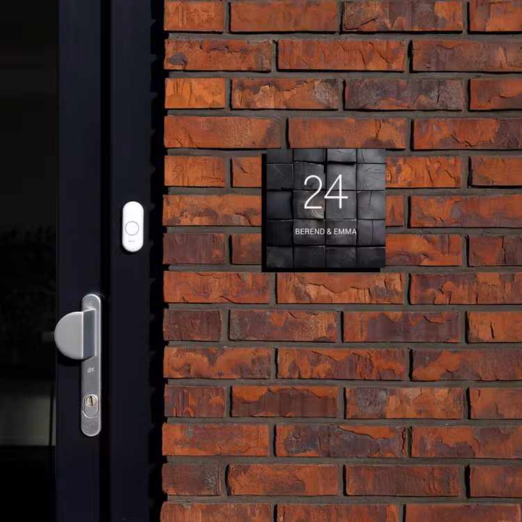 Zwarte houtblokken - Klassiek Naambord Vierkant klein -sfeer1-XS