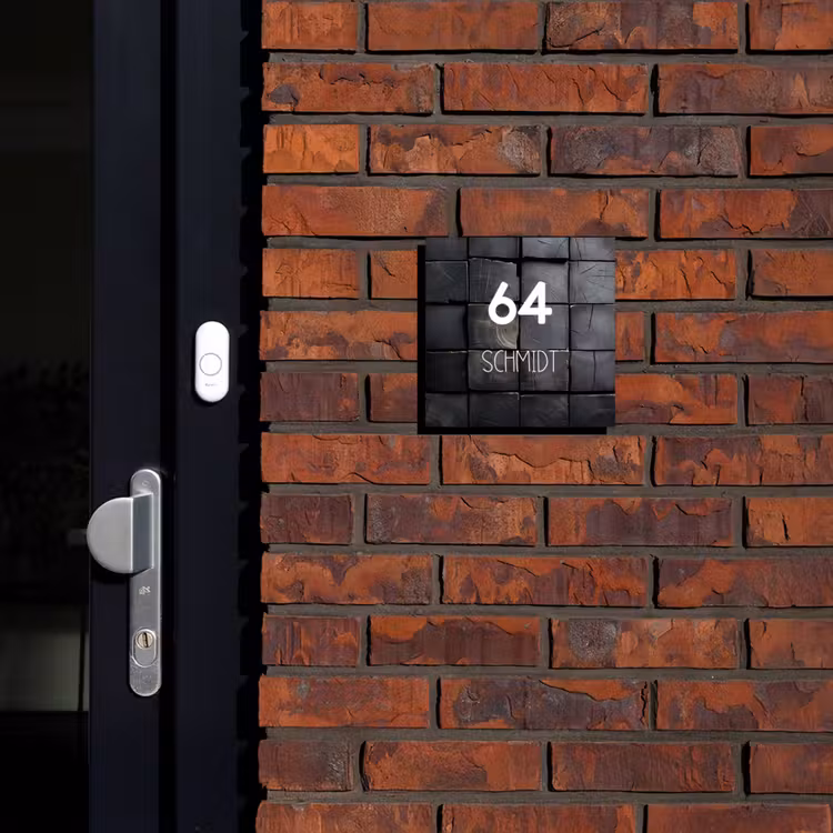 Zwarte houtblokken - Modern Naambord Vierkant klein -sfeer1-XS