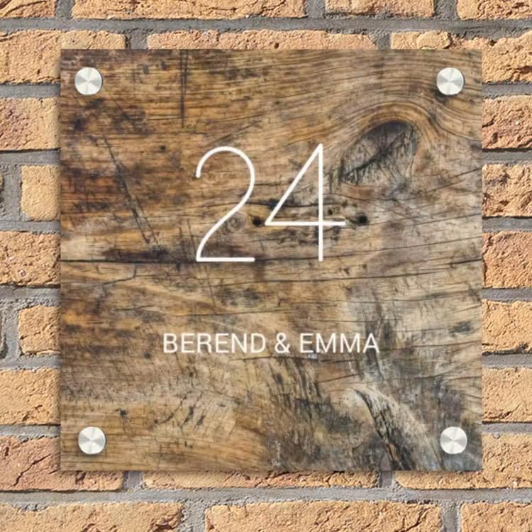 Verweerd hout - Klassiek Naambord Vierkant klein -sfeer1