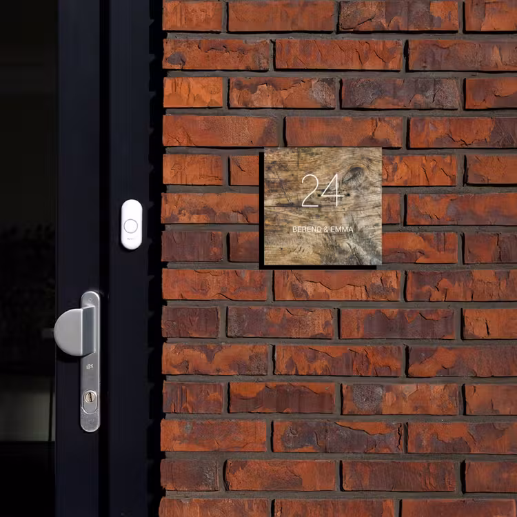 Verweerd hout - Klassiek Naambord Vierkant klein -sfeer1-XS