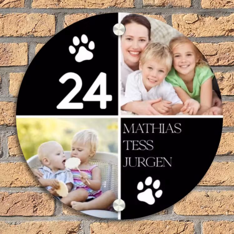 Familieportret met pootafdrukken zwart - Klassiek Naambord Rond klein -sfeer1