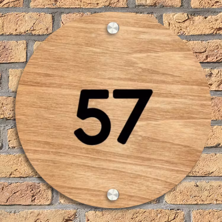 Licht hout - Traditioneel Naambord Rond klein -sfeer1