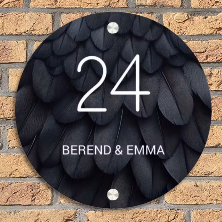 Zwarte veren - Klassiek Naambord Rond klein -sfeer1