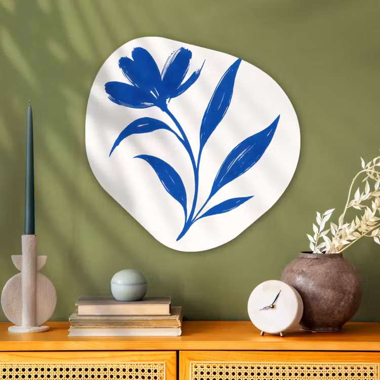 Bloem - Blaadjes - Minimalistisch - Blauw Wandcirkel Organisch Aluminium middel -sfeer2