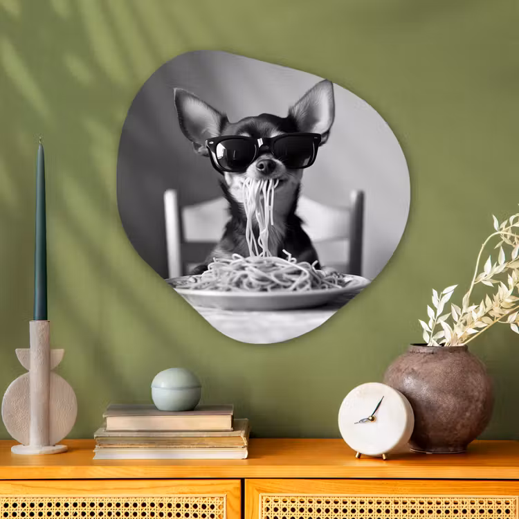 Chihuahua - Hond - Zonnebril - Humoristisch - Zwart - Wit - Spaghetti Wandcirkel Organisch Aluminium middel -sfeer2