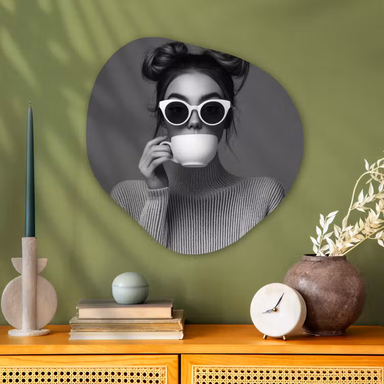 Vrouw - Koffie - Zwart - Wit Wandcirkel Organisch Aluminium middel -sfeer2