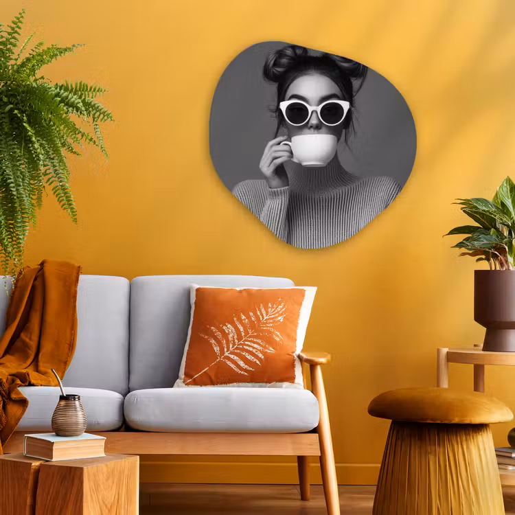 Vrouw - Koffie - Zwart - Wit Wandcirkel Organisch Aluminium middel -sfeer4