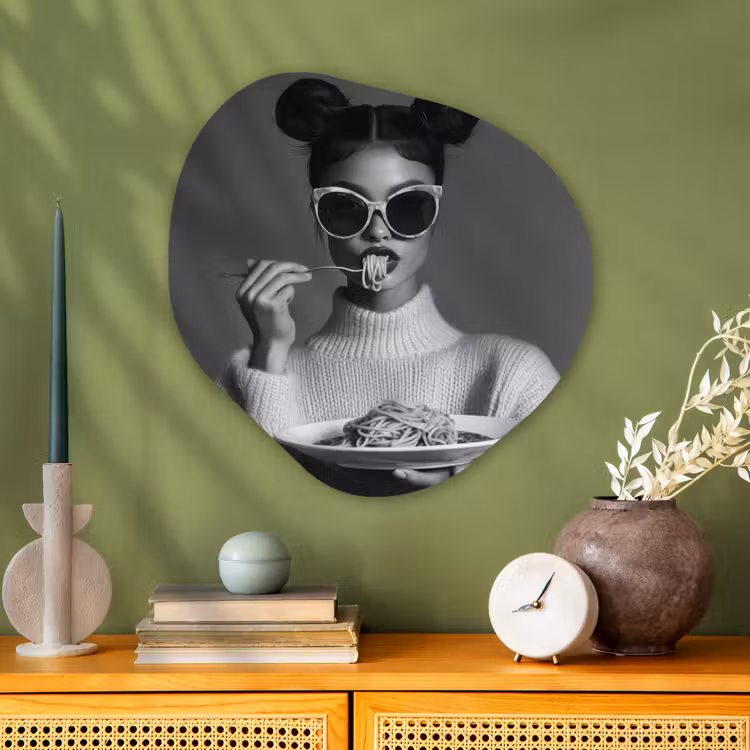 Vrouw - Pasta - Zonnebril Wandcirkel Organisch Aluminium middel -sfeer2