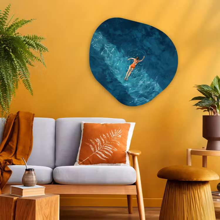 Vrouw - Water - Bikini - Oranje Wandcirkel Organisch Aluminium middel -sfeer4