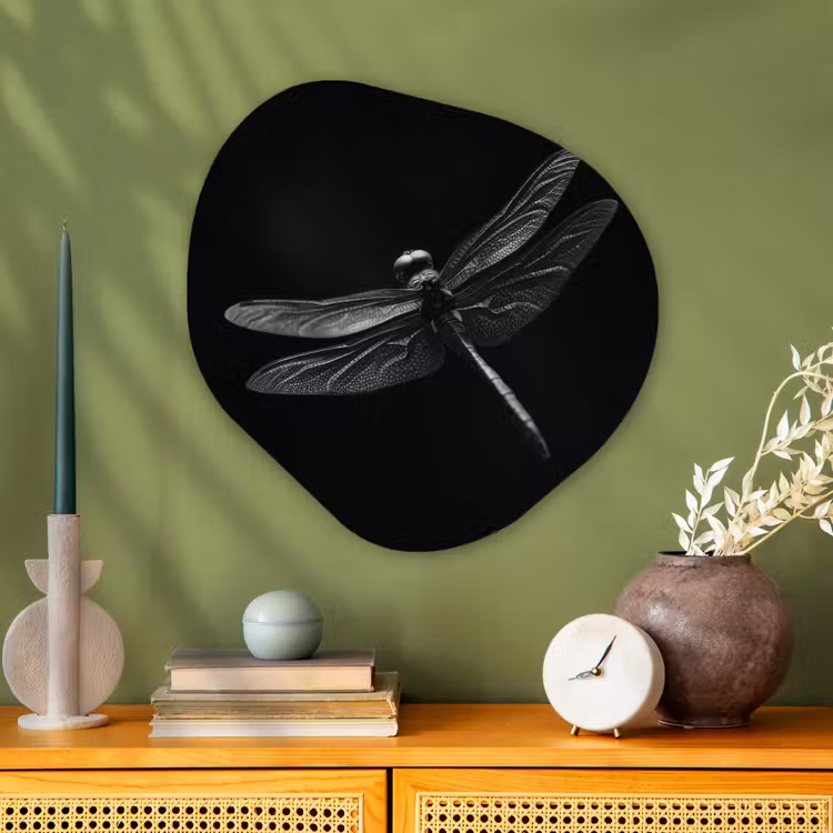 Libelle - Dieren - Zwart - Insect Wandcirkel Organisch Aluminium middel -sfeer2
