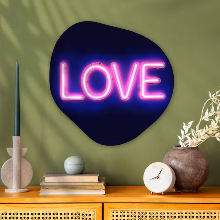 Neon - Love - Valentijn Wandcirkel Organisch Aluminium middel -sfeer2