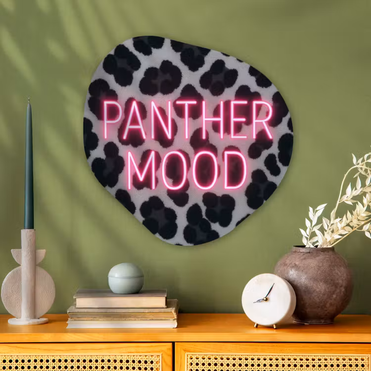 Panterprint - Zwart - Neonletters - Roze Wandcirkel Organisch Aluminium middel -sfeer2