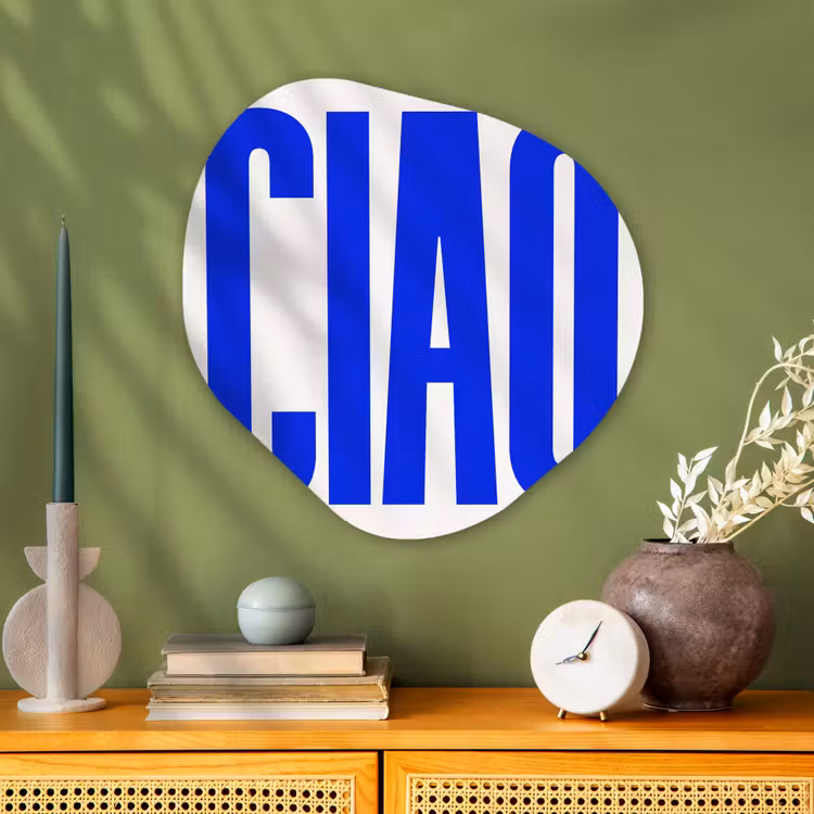 Ciao - Hoofdletters - Blauw - Minimalistisch Wandcirkel Organisch Plexiglas middel -sfeer2