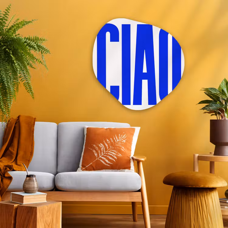 Ciao - Hoofdletters - Blauw - Minimalistisch Wandcirkel Organisch Plexiglas middel -sfeer4