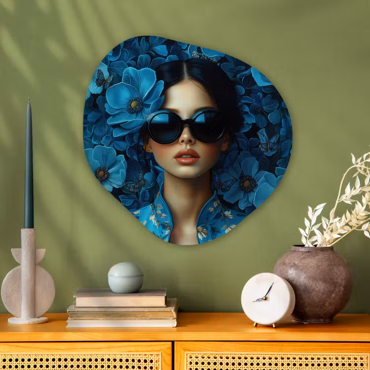 Vrouw - Bloemen - Blauw - Aesthetic - Luxe Wandcirkel Organisch Plexiglas middel -sfeer2
