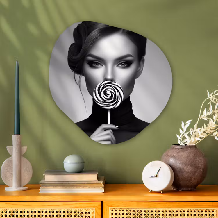 Vrouw - Lolly - Zwart Wandcirkel Organisch Plexiglas middel -sfeer2