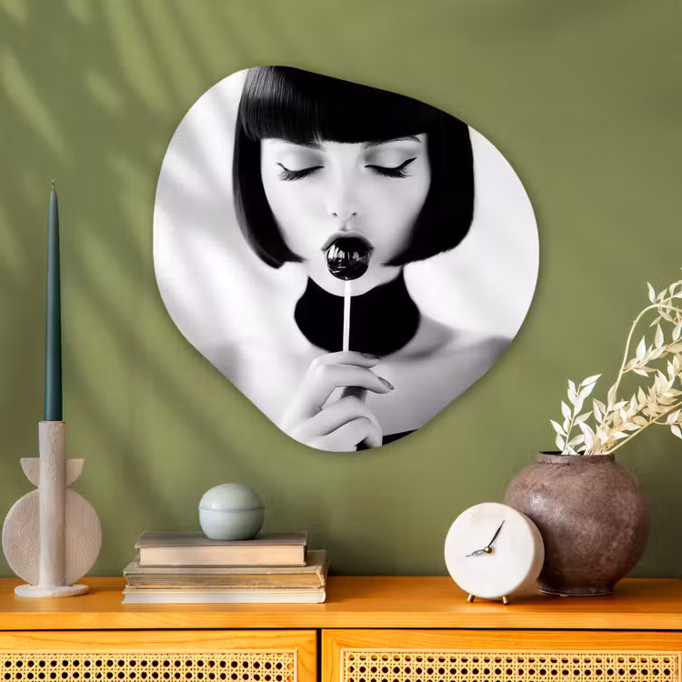Vrouw - Lolly - Zwart - Wit Wandcirkel Organisch Plexiglas middel -sfeer2