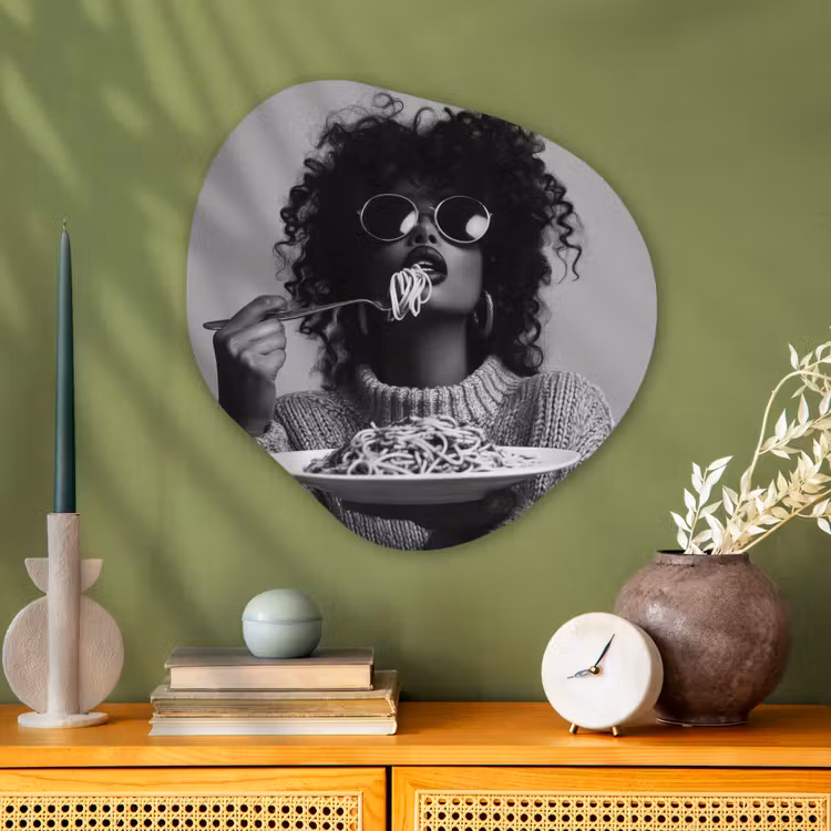 Vrouw - Pasta - Zwart - Wit Wandcirkel Organisch Plexiglas middel -sfeer2