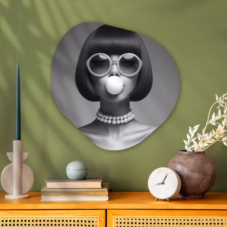 Vrouw - Zwart Wit - Ketting - Zonnebril Wandcirkel Organisch Plexiglas middel -sfeer2
