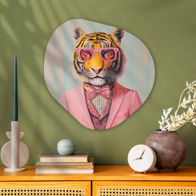 Tijger - Strik - Jasje - Roze Wandcirkel Organisch Plexiglas middel -sfeer2