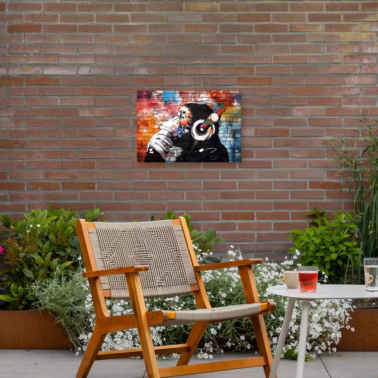 Aap met Koptelefoon Tuinposter op houten frame 2 cm dik klein -sfeer3